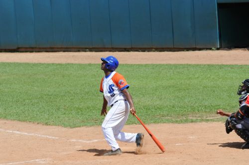 Beisbol-monteagudo-vs-ciego-de-avila-jonron