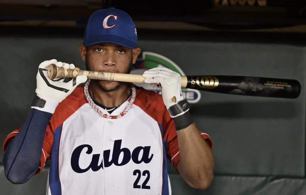 Yadiel Hernández tiene buen chance de pegarse con Washington esta primavera outfielder yadiel hernandez was among two cuban baseball players to defect ahead of these games Pelota Cubana USA
