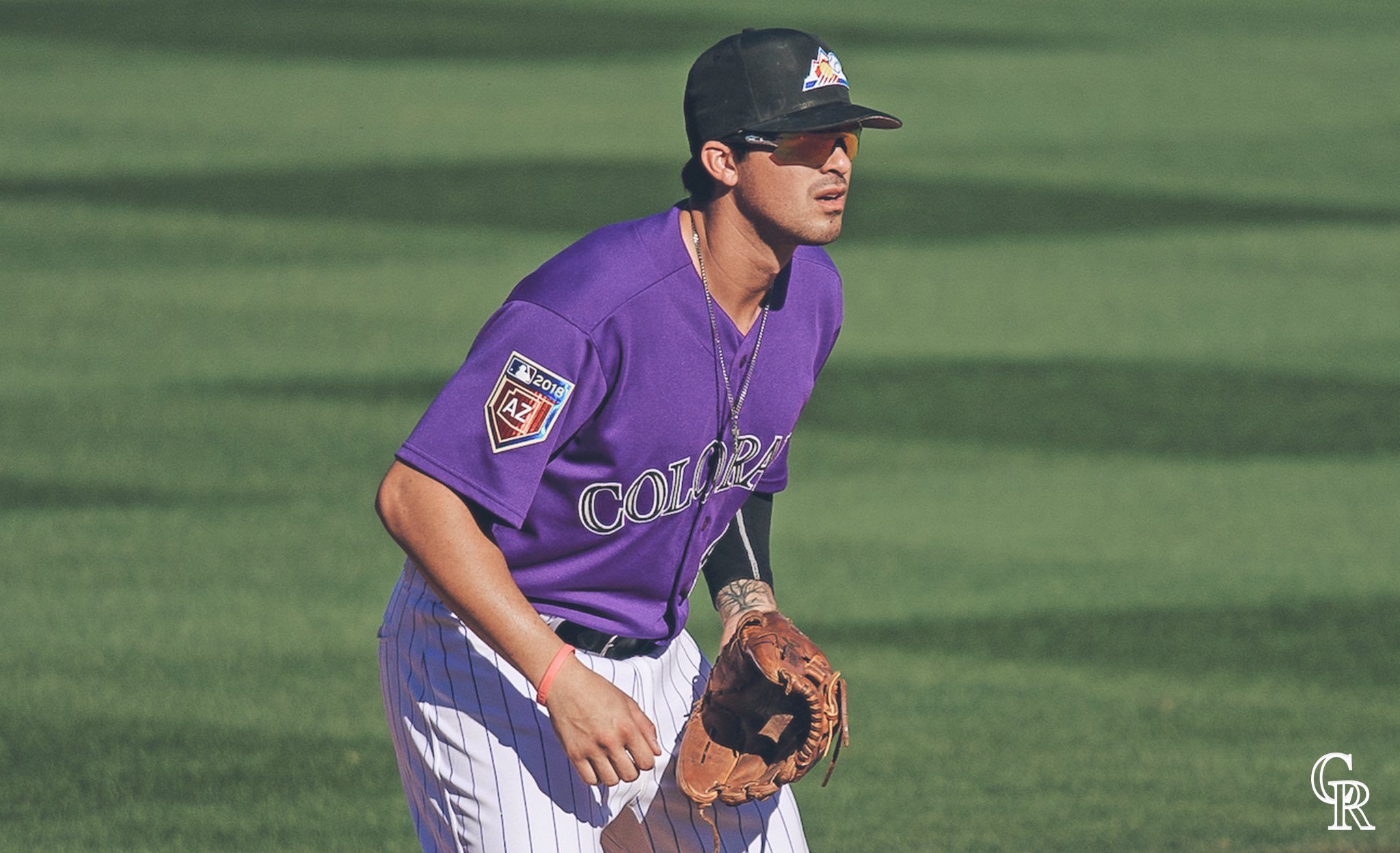 Josh Fuentes defendiendo la antesala para los Rockies de Colorado 