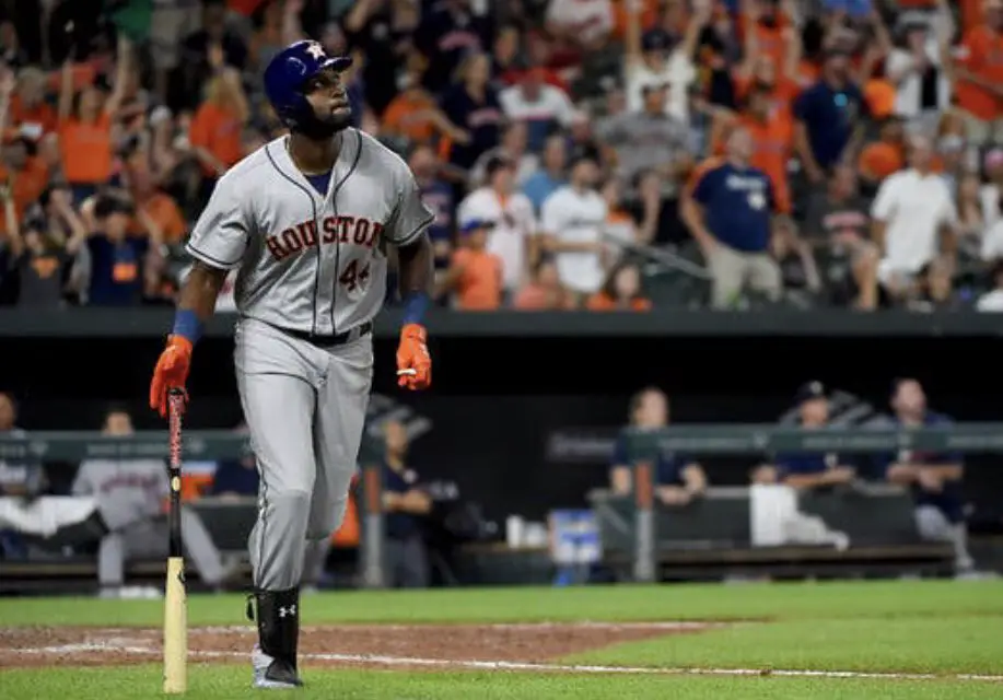 Yordan Álvarez después de disparar un cuadrangular 