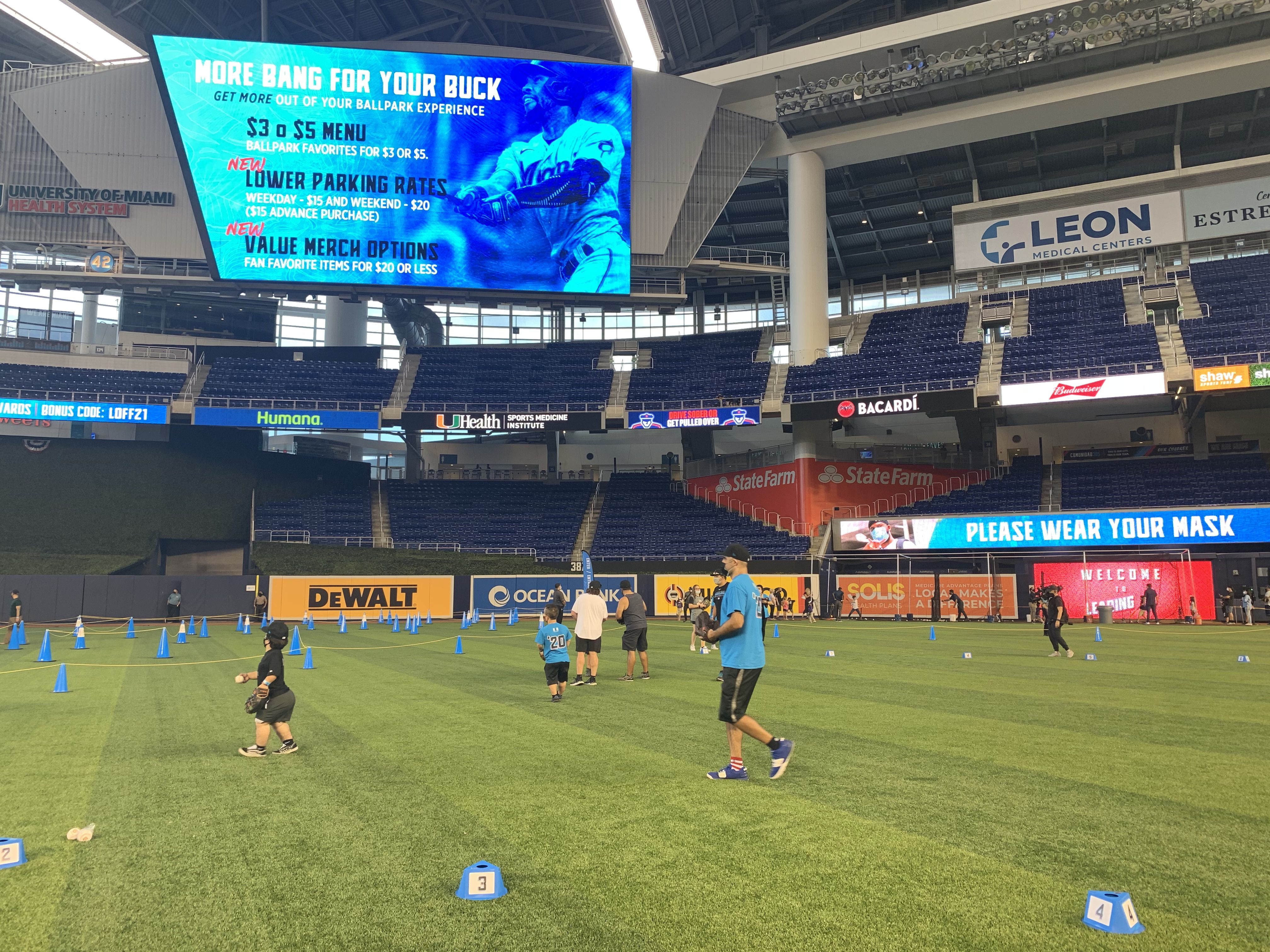 Los fanáticos juegan en la grama del Marlins Park