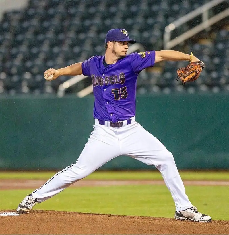 ORLANDO RODRIGUEZ SIGNS WITH SCHAUMBURG BOOMERS - St. Thomas