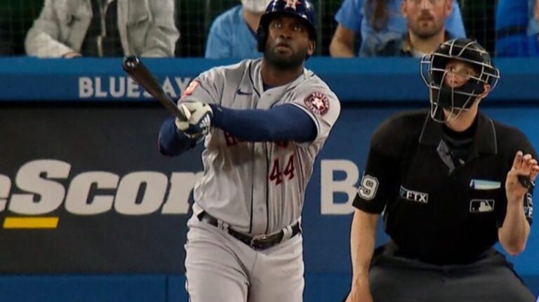 Yordan Álvarez se une a la fiesta de batazos y Astros maltratan a Blue Jays en Canadá.