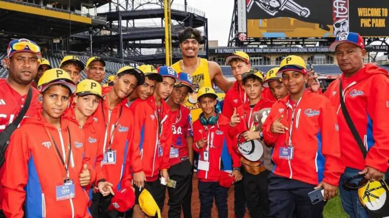 Equipo de Bayamo visita estadio de Grandes Ligas y se reúne con lanzador cubano