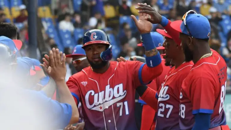 ¿Cuántos peloteros han regresado al béisbol cubano después de firmar con organizaciones de MLB?