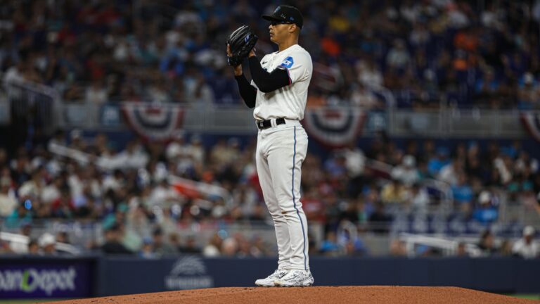 El lanzador de los Miami Marlins Jesus Luzardo se prepara para lanzar en el loanDepot park