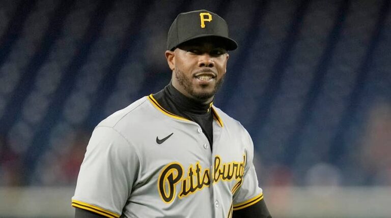 Aroldis Chapman se coloca a un ponche de igualar en el 4to lugar histórico entre los Revistas en MLB