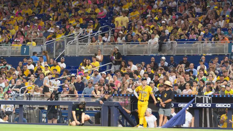 Otra vez, el loanDepot park repleto de fanáticos, aunque no por los Marlins