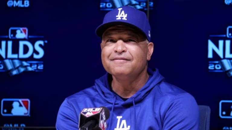 Uno de los managers más polémicos de los últimos tiempos en las Grandes Ligas, Dave Roberts, está a punto de lograr su segunda Serie Mundial dirigiendo a los Dodgers de Los Ángeles. Pese a todas las críticas que recibe el junto a la directiva han logrado formar un super equipo. Al finalizar el tercer juego del Clásico de Otoño Dave dio declaraciones a la prensa con sobre el accionar del choque y sobre otras dinámicas de los Dodgers de Los Ángeles en esta postemporada. Nadie se esperaba que al terminar el tercer juego la serie estuviera de un solo lado. Q: Eso no podría haber salido mejor para ustedes o para Shohei. ¿Cuál fue tu evaluación de cómo pudo resistir al bate y cómo viste todo? DAVE ROBERTS: Estuvo muy bien, hizo un buen trabajo de preparación y se sintió muy bien haciendo swings. Siempre con la precaución de hacer las cosas bien pars que no recaiga. Q: ¿Qué puedes decir de lo que hizo Walker esta noche y realmente de lo que ha hecho tu rotación en toda la serie cuando creo que algunas personas de afuera lo consideraban tal vez una debilidad al entrar en ella? DAVE ROBERTS: Walker estuvo fantástico. Creo que si sacas esa segunda entrada donde no jugamos buena defensa detrás de él, hubiera puesto ceros en la postemporada. Esta noche pensé que su material fue tan bueno como lo ha sido en todo el año. Pensé que la recta tenía vida. El cutter estuvo bien. La curva estuvo bien. Lanzó a todos los cuadrantes y mantuvo a esos muchachos a raya. No hubo estrés. Solo para pasar cinco entradas de la manera en que lanzó la pelota, sentí que eso era todo lo que tenía. Obviamente había un poco de emociones, adrenalina, y no podría haber pedido nada más de Walker esta noche. Q: Dada toda la conversación sobre tu rotación durante toda la postemporada, ¿realmente esperabas obtener más de 11 entradas de tus abridores en los Juegos 2 y 3 de esta serie? DAVE ROBERTS: Sí, creo que ciertamente se dijo mucho sobre la rotación dadas las lesiones que acumulamos al entrar en la postemporada. Pero creo que simplemente nos unimos colectivamente sintiendo que los 13 muchachos en nuestro roster en cuanto a lanzadores iban a hacer un buen trabajo sin que le haga carreras. Obviamente no importa cómo lo logres, y estamos haciendo un buen trabajo de armarlo todo. Q: Obviamente Walker tiene un historial en octubre y se veía un poco mejor al final de la temporada regular ¿te ha sorprendido cuán bien han ido estos últimos par de salidas para él y lo que ha dado a ustedes? DAVE ROBERTS: Creo que hay ciertos jugadores, Kiké en el lado de los jugadores de posición, Walker en el lado de los lanzadores, que realmente prosperan en la postemporada. Creo que tipos como ellos dos, esencialmente puedes desechar la temporada regular y saber que vas a obtener lo mejor de ellos en la postemporada. Ciertamente, su historial habla por sí mismo, y solo la confianza cuando está en el montículo en la postemporada, no ha habido muchos mejores. Q: ¿Y qué tan importante fue esa secuencia con la atrapada de Mookie y el lanzamiento de Teo en la siguiente aparición al bate? DAVE ROBERTS: El lanzamiento de Teo fue enorme. Obviamente mató el impulso. Luego, la jugada de Mookie en la línea que se hundía de Jazz, pensé que Walker lo estaba sintiendo un poco. Empezaba a haber un poco más de contacto fuerte. Así que hacer una jugada defensiva en una línea que se hundía y luego la jugada en el plato fue enorme para todos nosotros. Q: Freddie golpeó una bola de foul en ese tobillo bastante fuerte al final del juego. ¿Algún efecto de eso en adelante? DAVE ROBERTS: No lo creo eso ha sucedido muchas veces antes. Pero no fue el pie, el dedo. Fue más arriba en el tobillo. Así que creo que estará bien. Q: Eres una de las pocas personas en el mundo que sabe cómo es regresar de un déficit de 3-0. DAVE ROBERTS: No hables de eso. Persona equivocada. Muy temprano. Q: ¿Qué recuerdas de tu mentalidad cuando entraste en eso, y qué aprendiste que podrías aplicar ahora que estás en el otro lado? DAVE ROBERTS: Desde el otro lado -- no quiero revelar ningún secreto, pero desde el otro lado, solo creo que debemos mantenernos enfocados, mantener la urgencia. Creo que ofensivamente, para ser sincero, dejamos muchas carreras en el campo esta noche. Aún encontramos la manera de ganar un partido. Solo tiene que haber urgencia. Solo no quiero dejar que estos muchachos tomen aire. Q: Dave, vimos a Ohtani hacer muecas un par de veces después de algunos de esos swings. ¿Tienes alguna idea de cuánto malestar físico tenía esta noche? DAVE ROBERTS: No sé cuánto, pero sí, en bolas que estaban alejadas que él persiguió un poco, vi un par de muecas. Creo que es un poco inútil para mí considerarlo porque él va a estar ahí mañana. Q: Con Freeman, en la serie contra los Mets parecía que apenas podía correr y ahora está alcanzando triples, bateando jonrones. ¿Qué ha hecho para llegar a este punto y qué tan sorprendido estás de que esté rindiendo a este nivel? DAVE ROBERTS: No estoy sorprendido de que esté rindiendo a este nivel. Ha sido muy bueno en la postemporada a lo largo de su carrera. Creo que esos seis días antes de esta serie fueron enormes -- o cinco días, creo que fueron -- que le dieron la oportunidad de salir del bosque. Así que ahora que estamos fuera del bosque, creo que es manejable, sostenible. Incluso yendo de primera a tercera, hizo un buen trabajo yendo de primera a tercera. No creo que hayamos aprovechado esa oportunidad. Simplemente creo que está en un buen lugar. Obviamente, con los swings que ha hecho, puede mantenerse firme en su lado delantero. Q: Mookie llegó a esta serie como el único Dodger con un OPS superior a 1.00. Ha hecho todo lo que le han pedido esta temporada en atrapar, impulsar carreras. ¿Puedes hablar de lo valioso que es desde el punto de vista de la consistencia? DAVE ROBERTS: Es uno de los mejores jugadores del planeta. Estoy muy emocionado por la postemporada que ha tenido en ambos lados del béisbol. Esa fue una de las apariciones al bate que marcó la pauta. Tommy hizo un gran trabajo leyendo la bola desde el bate, yendo con el contacto y anotando allí. Pero esa aparición para simplemente ganar lanzamientos, bajar con dos strikes y seguir peleando para aún impulsar una carrera -- hicimos eso toda la noche. Creo que tomamos muy buenas apariciones al bate. Mookie marca la pauta con eso. Hicimos un gran trabajo al meternos en su bullpen temprano, viendo muchos brazos familiares y agotando a esos tipos también. Q: No te estoy pidiendo que reveles secretos del otro lado de hace mucho tiempo, pero ¿qué les dices a tus jugadores? ¿Les dices a tus jugadores, escuchen, sé que los equipos pueden regresarse de un déficit de 3-0? ¿Habrá un momento en el que intentes dejar claro a tu equipo que esto no ha terminado? DAVE ROBERTS: No, no lo haré. No lo haré. Creo que están muy familiares con lo que pasó hace 20 años y lo que puede suceder. Quiero decir, cualquier cosa es posible. Nuestros muchachos están muy concentrados, muy hambrientos de un campeonato, un desfile. Así que nada se interpondrá en eso, nada. Q: Solo quiero preguntar si se le permite a Shohei deslizarse. DAVE ROBERTS: Creo que puede. Tendría que tener cuidado, pero idealmente no. Q: Tus jugadores están tan hambrientos de querer esta Serie Mundial por lo que pasó en 2020. Todos hablaron sobre que fue una temporada corta, y tienes la oportunidad de hacer esto contra los Yankees en un juego más. DAVE ROBERTS: Creo que para algunos de los muchachos que estuvieron aquí (Kike, Clayton, los entrenadores, Austin Barnes, creo que Blake Treinen, solo algunos muchachos que estuvieron aquí con nosotros) queremos ese desfile. Nunca tuvimos la oportunidad de celebrar con la ciudad de Los Ángeles. Eso es algo de incentivo. Pero aparte de eso, tienes la oportunidad de ser campeón mundial. Así que estamos justo allí. Eso es más que suficiente incentivo y motivación. Dave Roberts ha tenido una carrera notable como entrenador en las Grandes Ligas, especialmente con los Los Angeles Dodgers. Desde que asumió el cargo en 2016, ha llevado al equipo a múltiples apariciones en los playoffs, incluyendo una victoria en la Serie Mundial en 2020. Es conocido por su enfoque en la analítica y la utilización estratégica de su plantilla. A pesar de algunas críticas por las decisiones en momentos cruciales, ha llevado al equipo a la postemporada cada año que ha estado al mando.