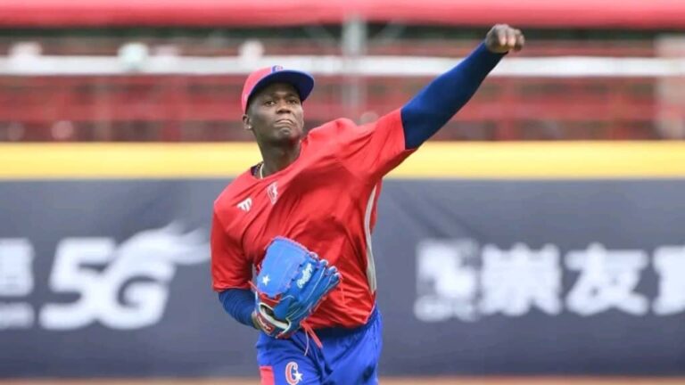 Liván Moinelo se reportó con el equipo Cuba en Taipei de China