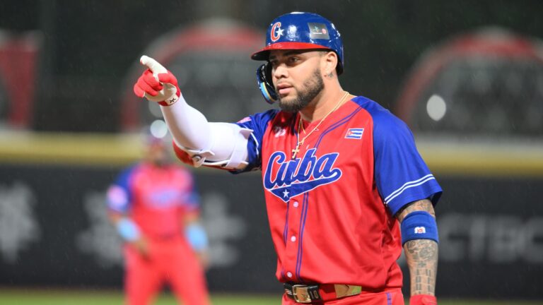 Senadores de San Juan anuncian firma de Yoan Moncada