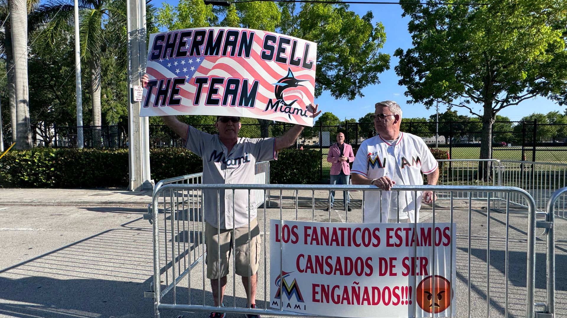 Fanáticos de los Marlins afuera del estadio pidiendo al dueño que venda el equipo