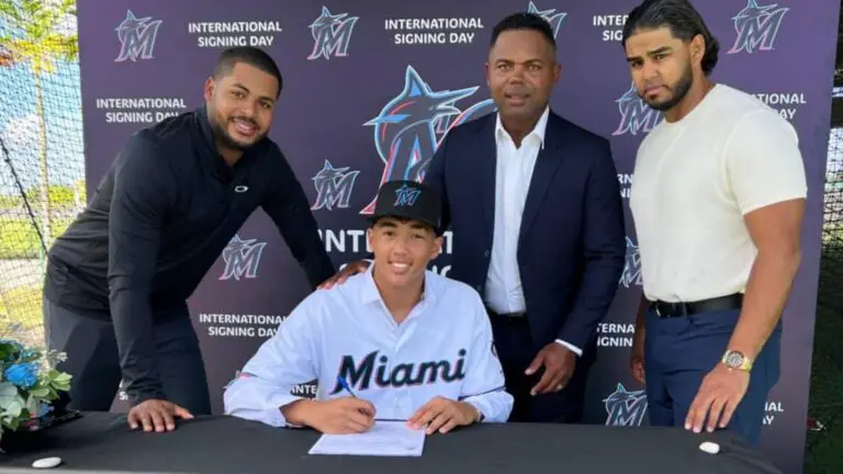 Adriano Marrero firma con los Marlins de Miami.