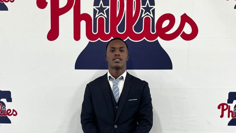 Eduardo Guillén oficializa su firma con los Philadelphia Phillies