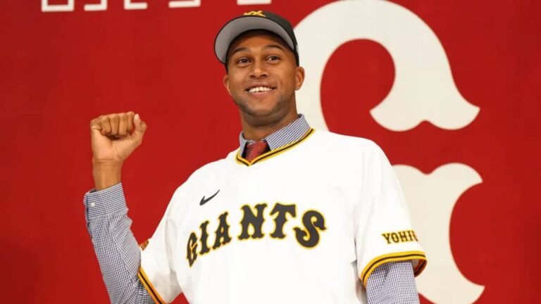 Gigantes de Yomiuri presentan oficialmente a Raidel Martínez