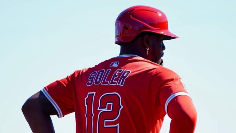 Jorge Soler pega cuadrangular este lunes en Spring Training.