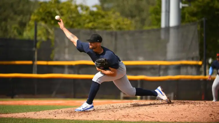 Pitcher cubano oficializa contrato con los Angelinos de los Ángeles