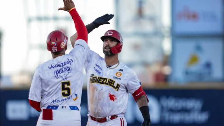 Los Leones del Escogido vencieron a los Cardenales de Lara en la primera semifinal de la Serie del Caribe que tiene por sede el estadio Nido de Las Águilas, de la ciudad mexicana de Mexicali. Rangel Ravelo pese a empujar dos de las cuatro carreras de su equipo no pudo impedir la derrota ante los quisquellanos que aseguraron boleto a la Gran Final. Rangel finalizó el desafío con tres indiscutibles en cinco visitas oficiales al cajón con tres carreras empujadas y una base robada en l derrota de los Cardenales de Lara cinco rayitas por cuatro (en once peleados capítulos) ante los Leones del Escogido. El mayabequense fue clave en las dos ocasiones que los venezolanos empataron el desafío gracias a su oportunidad. En el octavo episodio su equipo perdía 3x1 y el cubano llegó al plato con las bases llenas. Con cañonazo al jardín central trajo para la goma a Ildemaro Vargas. En ese inning lograron empatar a tres carreras con el elevado de sacrificio de José Rondón. Luego vendrían las tres entradas restantes porque hubo que irse hasta extra inning. Ravelo con el juego en desventaja tuvo una oportunidad de empatar el desafío en el décimo capítulo y no la desaprovechó. Gorkys Hernández estaba en segunda por la regla de desempate y el antillano pegó otro sencillo por el izquierdo para volver a igualar las acciones en el encuentro. Dominicana hizo la quinta en el incendio y cuando parecía que Venezuela tenía la victoria apareció Jimmy Cordero y a base de rectas logró salvar la victoria de los Leones. Con corredores en segunda y tercera sin outs llego Cordero para detener la rebelión venezolana. Yamaico Navarro se lanzó de manos en primera para atrapar una fuerte línea que parecía ser la conexión que definía el choque. Con esta victoria los Leones se incluyeron en la final y vencieron por segunda ocasión a sus rivales en este torneo.