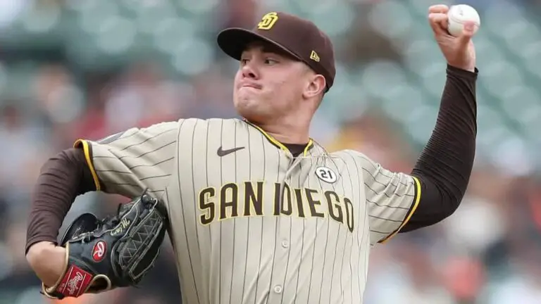 Adrián Morejón continuará en el bullpen con los Padres de San Diego.