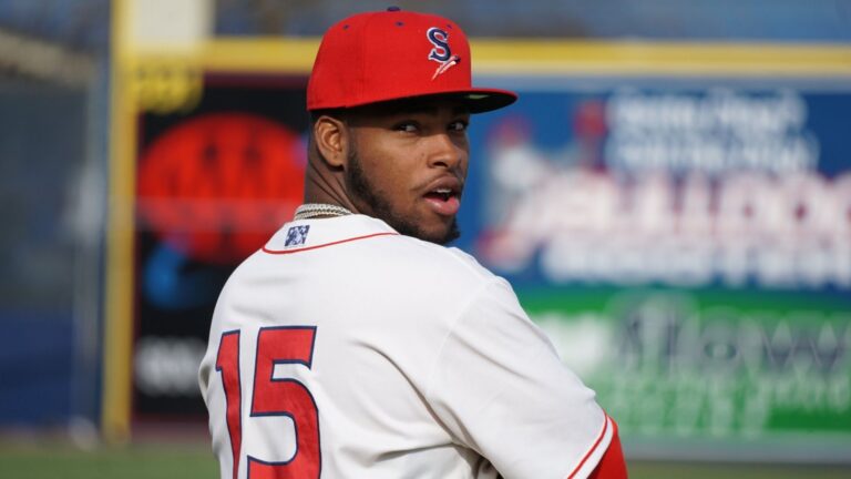 Yanquiel Fernández duplica en triunfo de los Rockies de Colorado en Spring Training