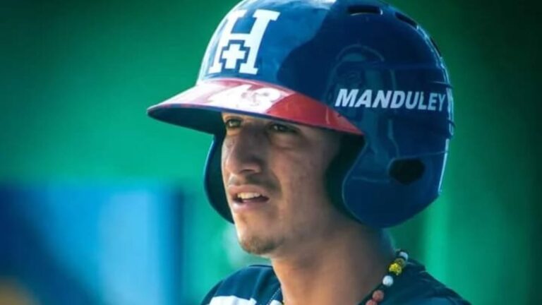 Yordan Manduley Jr. sale de Cuba con su padre para buscar firma profesional.