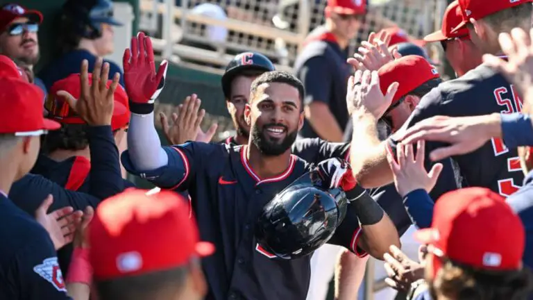 Yordys Valdés la vuelve a sacar del parque con los Guardianes de Cleveland