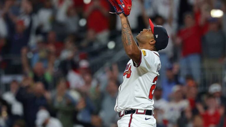 Raisel Iglesias alcanza los 230 juegos salvados en MLB.