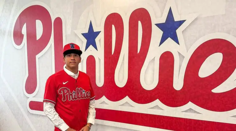 Cristian Espinosa firma de manera oficial con los Phillies de Philadelphia.