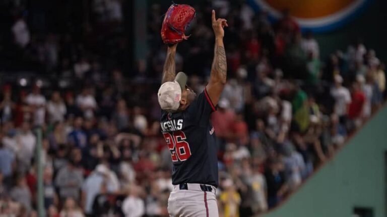 Raisel Iglesias se anota salvamento por segundo día consecutivo.