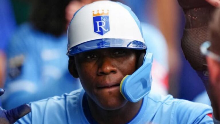 Dairon Blanco regresa a la acción en MLB con extrabase y empujada.