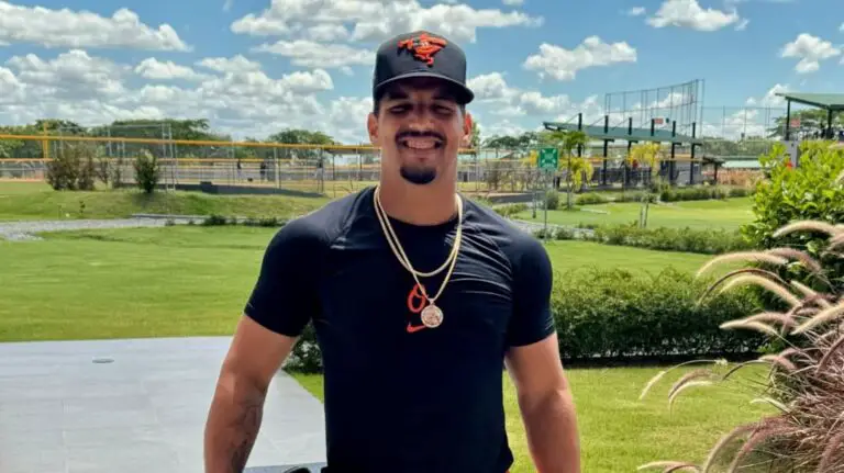 Naykel Cruz firma con los Orioles de Baltimore.