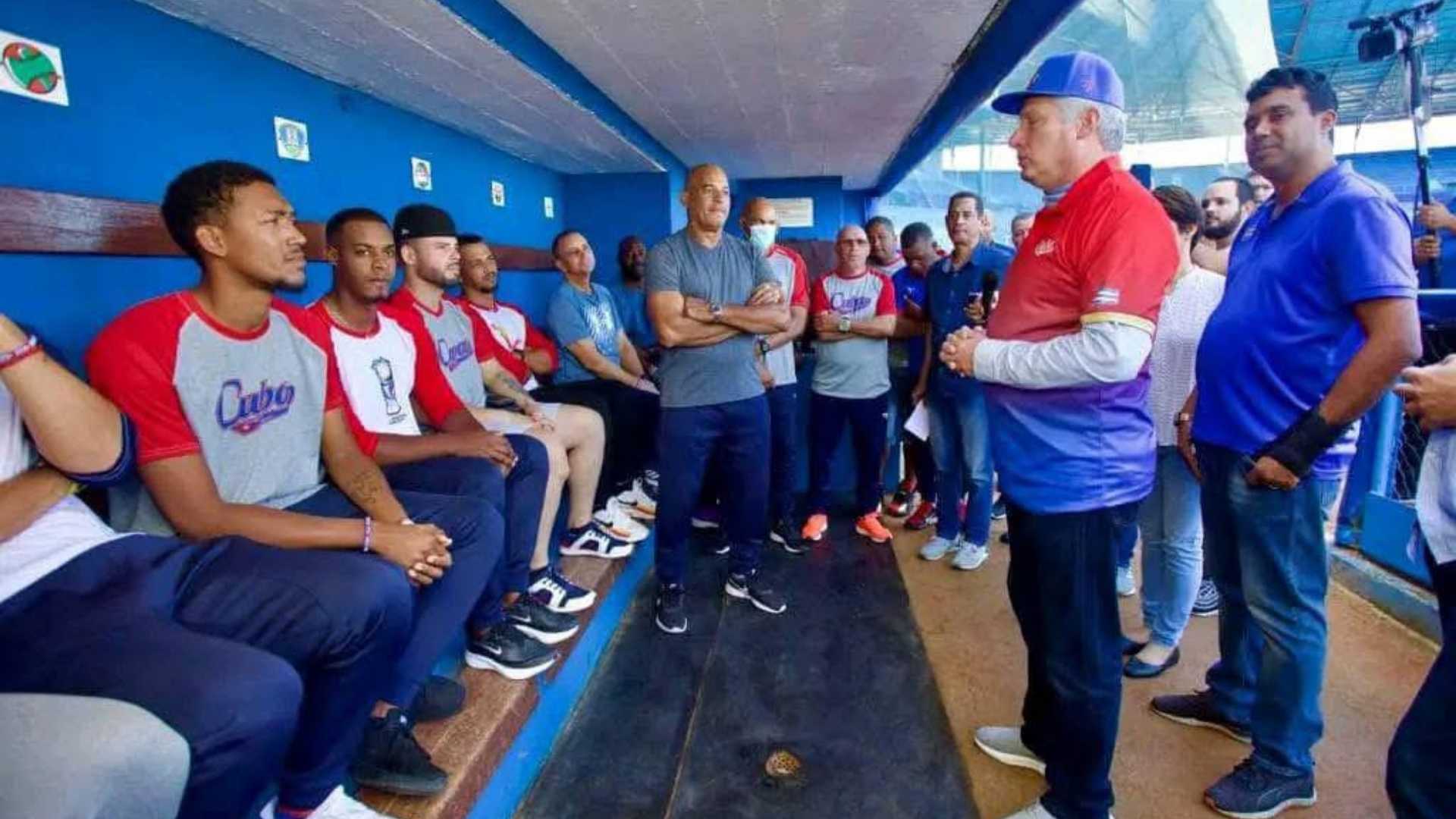 Miguel Díaz-Canel hablando con jugadores del equipo Cuba Cuba al WBC 2023