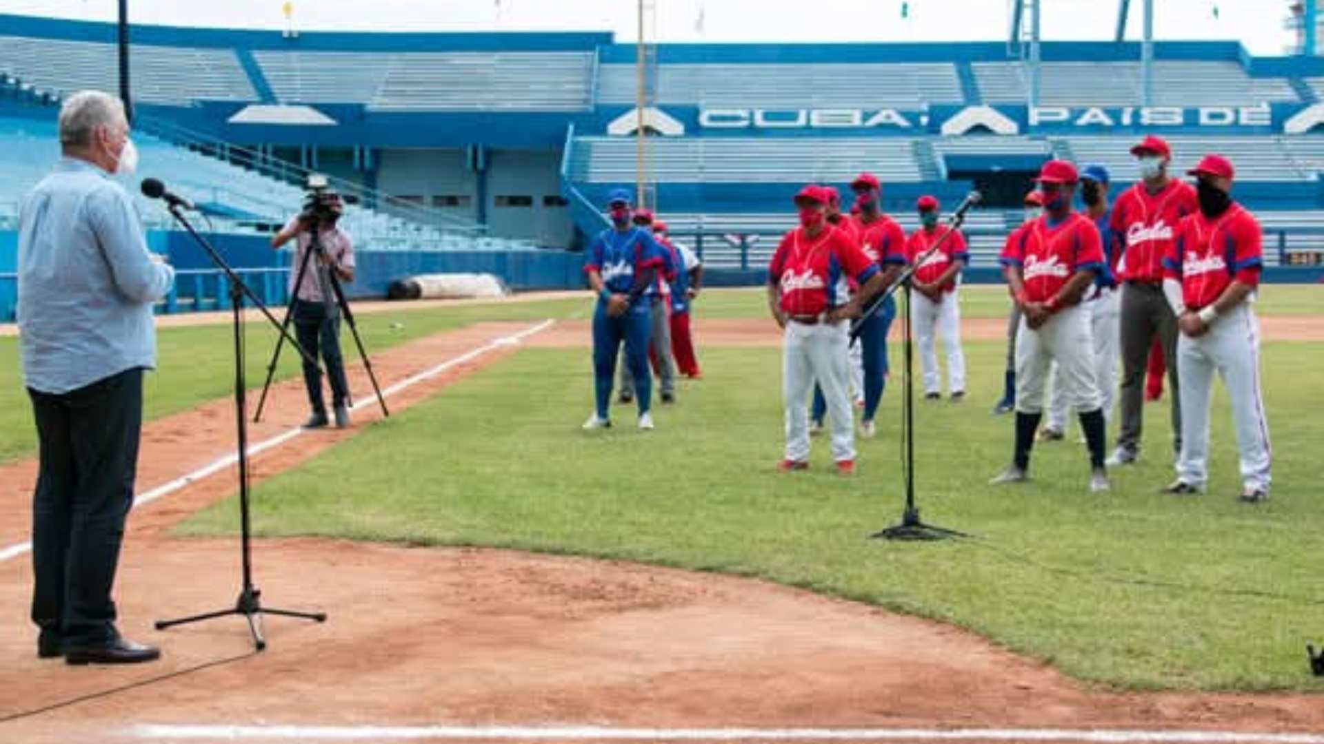 Miguel Díaz-Canel abanderando al equipo Cuba que participó en el Preolímpico de la Florida