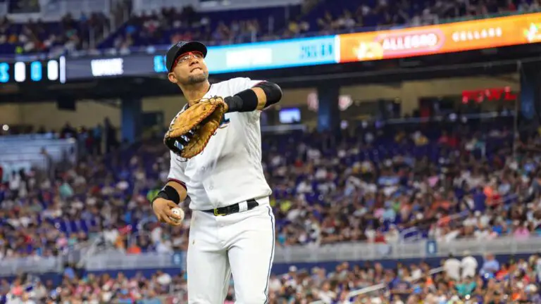 Yuli Gurriel está entrenando en el jardín izquierdo para regresar a la MLB