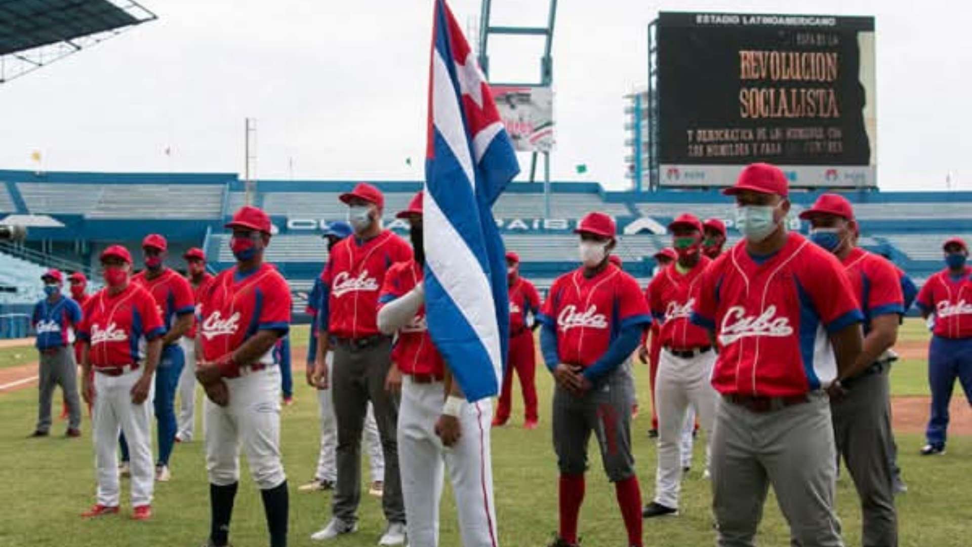¿Por qué molesta que algunos peloteros jueguen por Cuba en el Clásico Mundial? Pizarra del Estadio Latinoamericano durante el abanderamiento del equipo Cuba