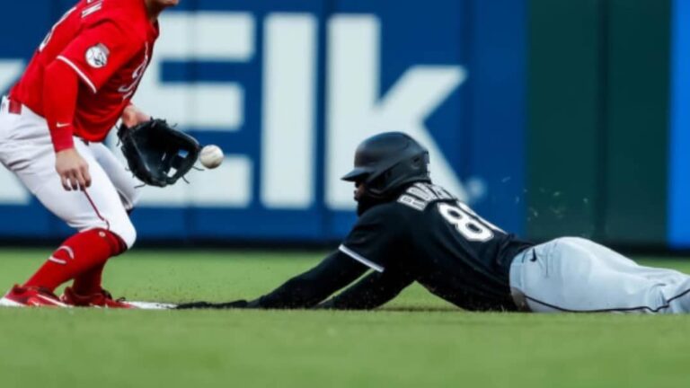 Luis Robert con multihits y líder en bases robadas en la MLB