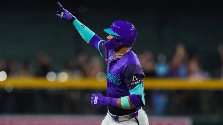 Lourdes Gurriel Jr sumó 2RBI y empató entre cubanos con Andy Pagés.
