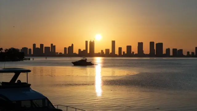 El nuevo juego de Alex Guerrero se llama bienes raíces y cuesta $75 millones La vista desde los 110 pies de frente al agua de la propiedad en la Bahía de Biscayne.