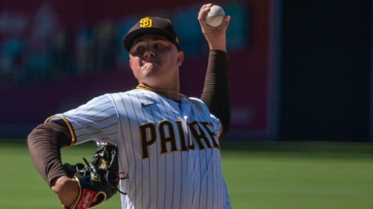 Adrián Morejón saca un out ante los Piratas y logra su tercera victoria de la campaña