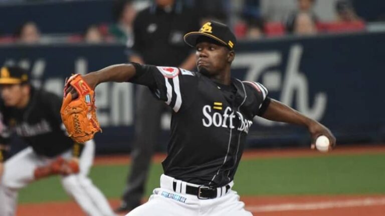 Liván Moinelo poncha a 18 rivales y establece record en Halcones de Softbank