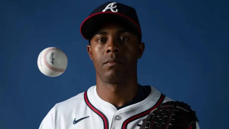 Raisel Iglesias sin complicaciones en la octava entrada ante Milwaukee