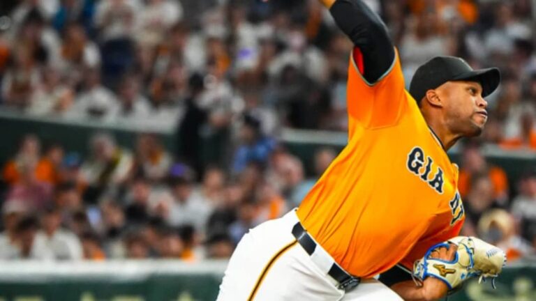 Raidel Martínez salva y es líder en la NPB