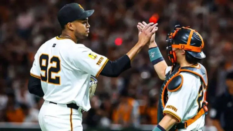 Raidel Martínez salva y llega a 190 en su carrera en NPB