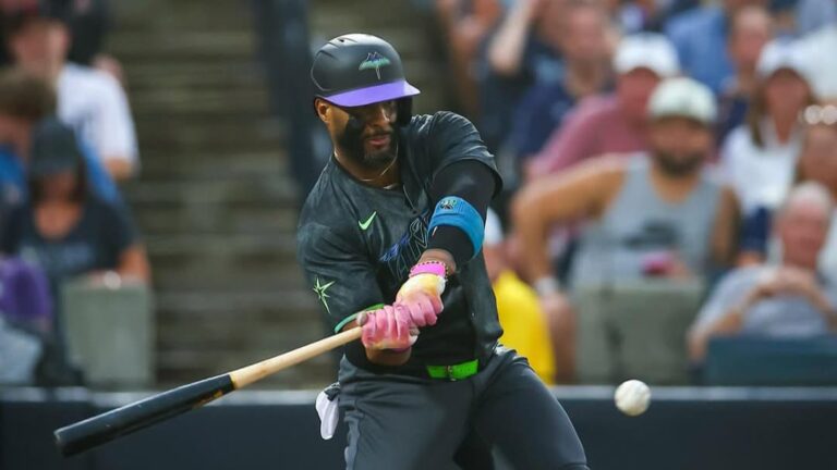 Yandy Díaz vuelve a duplicar en MLB y aumentó cifra multihits