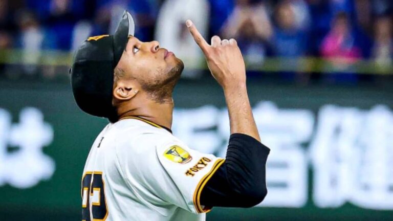 Raidel Martínez salva e iguala récord histórico en NPB
