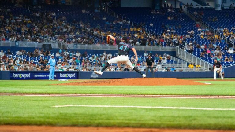 Cal Quantrill brilla y Marlins aseguran la serie ante Reales