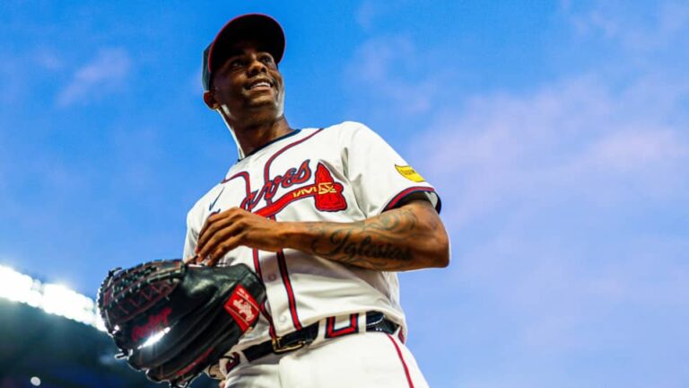 Raisel Iglesias continúa sin permitir carreras y ya suma once salidas consecutivas