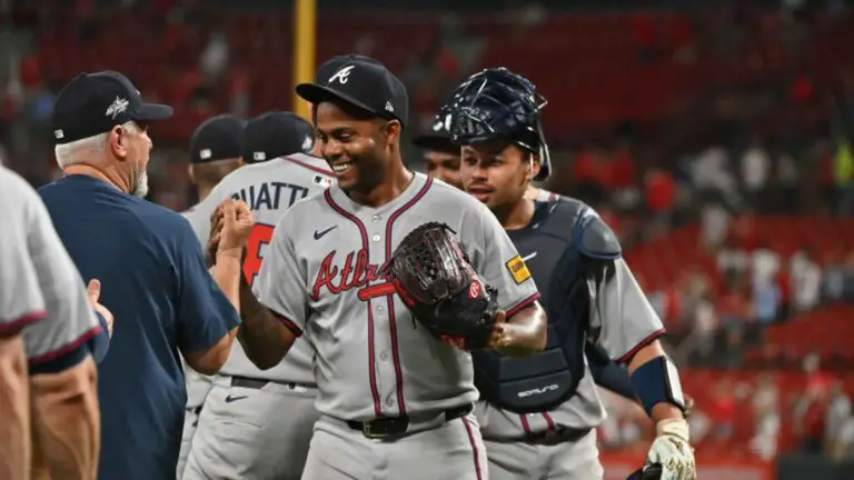 Raisel Iglesias sexto lugar histórico en juegos salvados con los Bravos de Atlanta