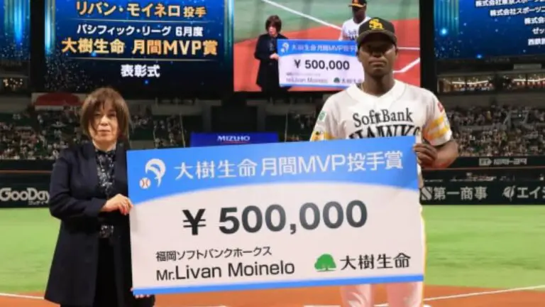 Liván Moinelo recibió premio por ser MVP de junio en NPB