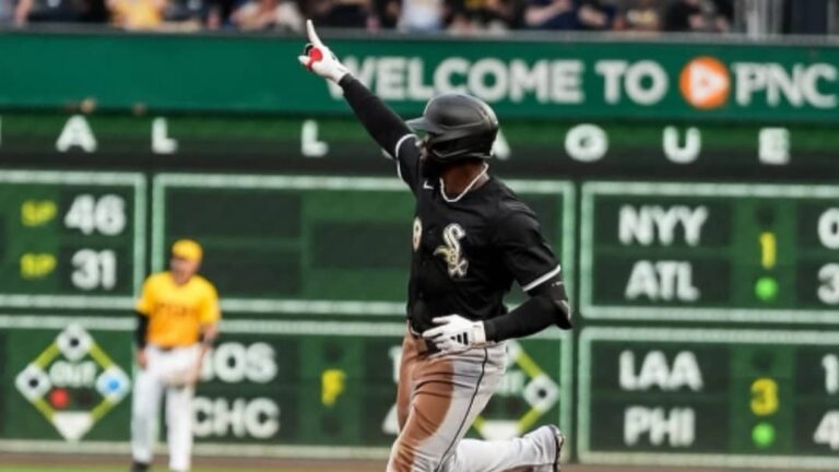 Luis Robert pega jonrón y se acerca a los 100 de por vida en MLB
